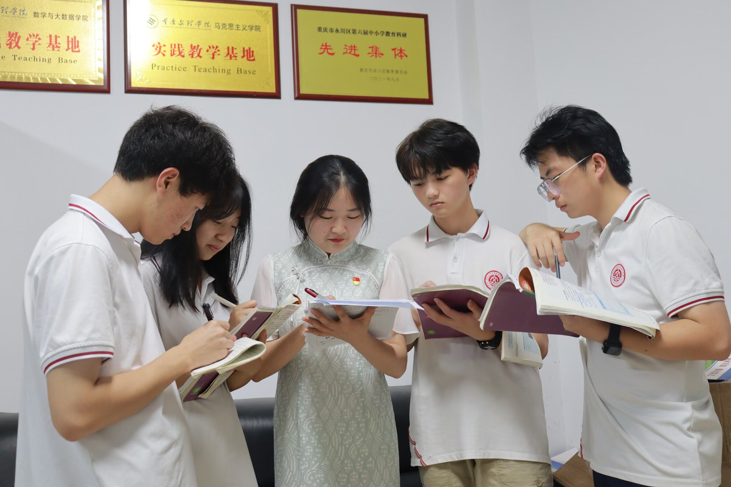 图片19 和员工在一起.jpg